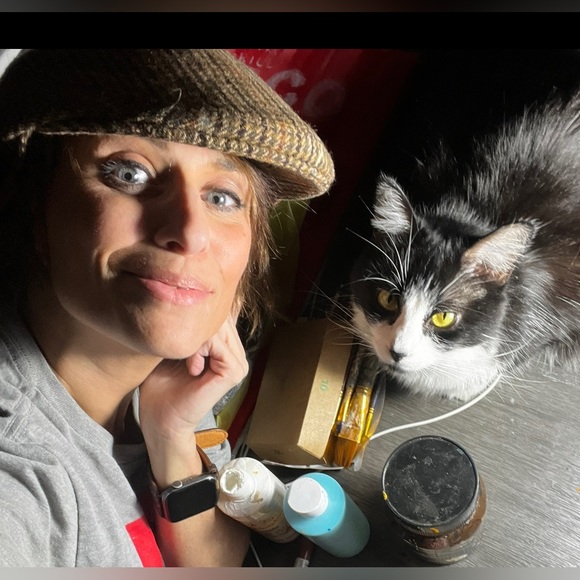 Meet your Posher, Taylor - Picture 1 of 7